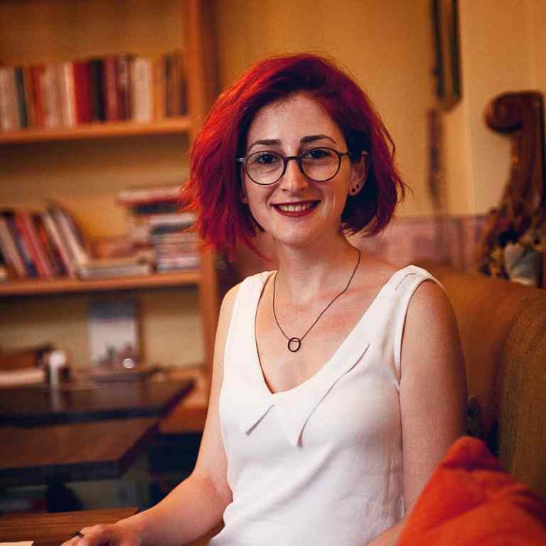 Klinik Psikolog/Psikoterapist Lisans eğitimini 2012 yılında Marmara Üniversitesi Psikolojik Danışmanlık ve Rehberlik bölümünde,yüksek lisansı 2020 yılında İstanbul Kent Üniversitesi Klinik Psikoloji alanında tamamladı. 2014-2016 yılları arasında Viktor Frankl Institut (Viyana, Avusturya) onaylı Temel Varoluşçu Analiz ve Logoterapi Eğitimi’ni, 2017 yılında Varoluşçu Psikoterapilerde İleri Çalışmalar Eğitimi’ni tamamladı. 2017-2018 döneminde İstanbul Psikanaliz Derneği’nde Psikanalizle Tanışma Seminerleri’ne katıldı. 2021-2022’de Hakan Kızıltan’ın Dinamik Psikoterapide İleri Düzey eğitimini tamamladı. Psikanalist Yavuz Erten’in Dinamik Psikoterapide Teknik ve Pratik Seminerleri eğitimine devam ediyor. Seanslarda varoluşçu ve psikodinamik yaklaşımla çalışmaktadır. Yetişkinlerle bireysel ve grup terapisi çalışmalarına devam etmektedir. Varoluşçu Psikoterapiler Derneği üyesidir. Birgün, bianet.org, psikeart, psikesinema gibi dergi ve yayın organlarında deneme, inceleme, söyleşi türünde yazıları yayınlanmıştır. Müze Gazhane’de “Altını Çizenler Kulübü” isimli etkinliğin moderatörlüğünü sürdürmektedir. Konuşmacı Olarak Katıldığı Konferanslar: • Hasan Kalyoncu Üniversitesi Psikoloji Gündemi: İntihar, Yaşamın Anlamı ve Terapide İntihar Fikri ile Çalışmak ¥ Aletheia Kitap Buluşmaları-1: İnsan Meselelerine Varoluşçu Bakışlar-İlişkiler • Varoluşçu Buluşmalar-1: Varoluşçuluğu Anlamak- Dört Varoluşsal Dünya Vaka Tartışması • Varoluşçu Buluşmalar-2: Ölümle Canlanmak- İntihar ve Yaşamın Anlamı • Varoluşçu Buluşmalar-3: Kendine Yakın Ötekine Yakın, Kendine Uzak Ötekine Uzak- Issızlığın İlişkisel Çıkmazları İletişim bilgileri: Mail: busrakucuk08@gmail.com